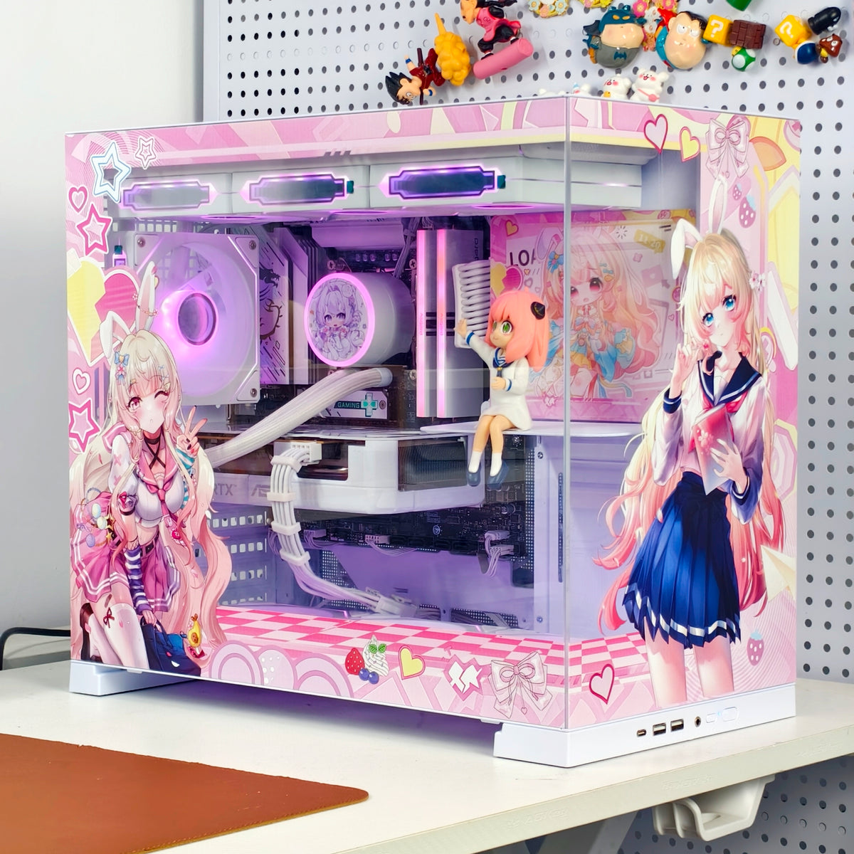 Przykładowa aranżacja białej obudowy komputerowej z różowym nadrukiem anime, postaciami kawaii i panoramicznym przeszkleniem