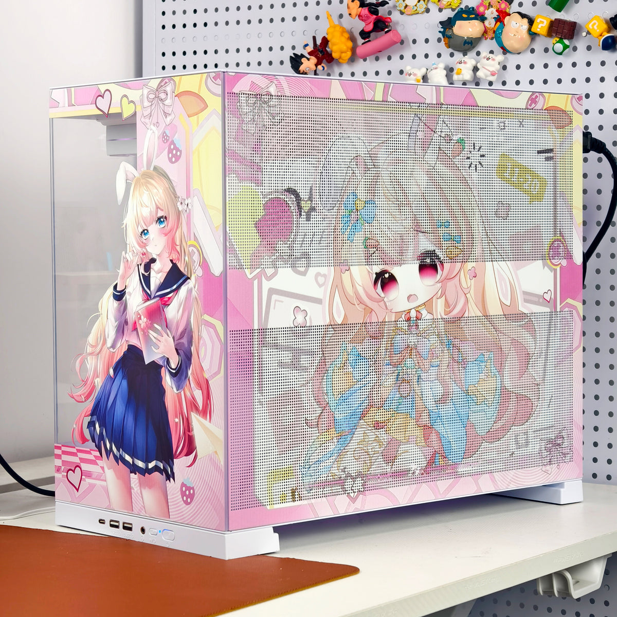 Przykładowa aranżacja białej obudowy komputerowej z różowym nadrukiem anime, postaciami kawaii i panoramicznym przeszkleniem