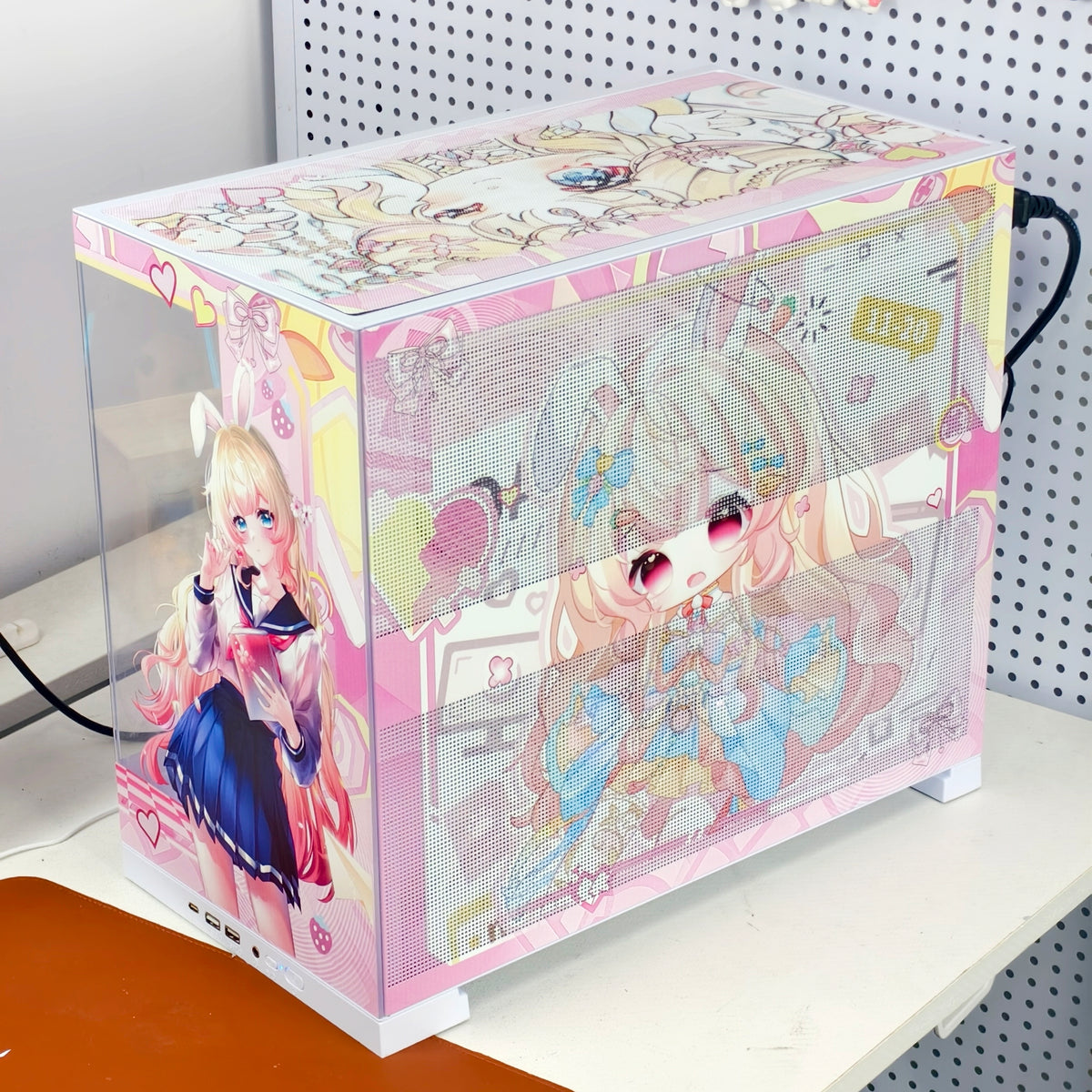 Przykładowa aranżacja białej obudowy komputerowej z różowym nadrukiem anime, postaciami kawaii i panoramicznym przeszkleniem