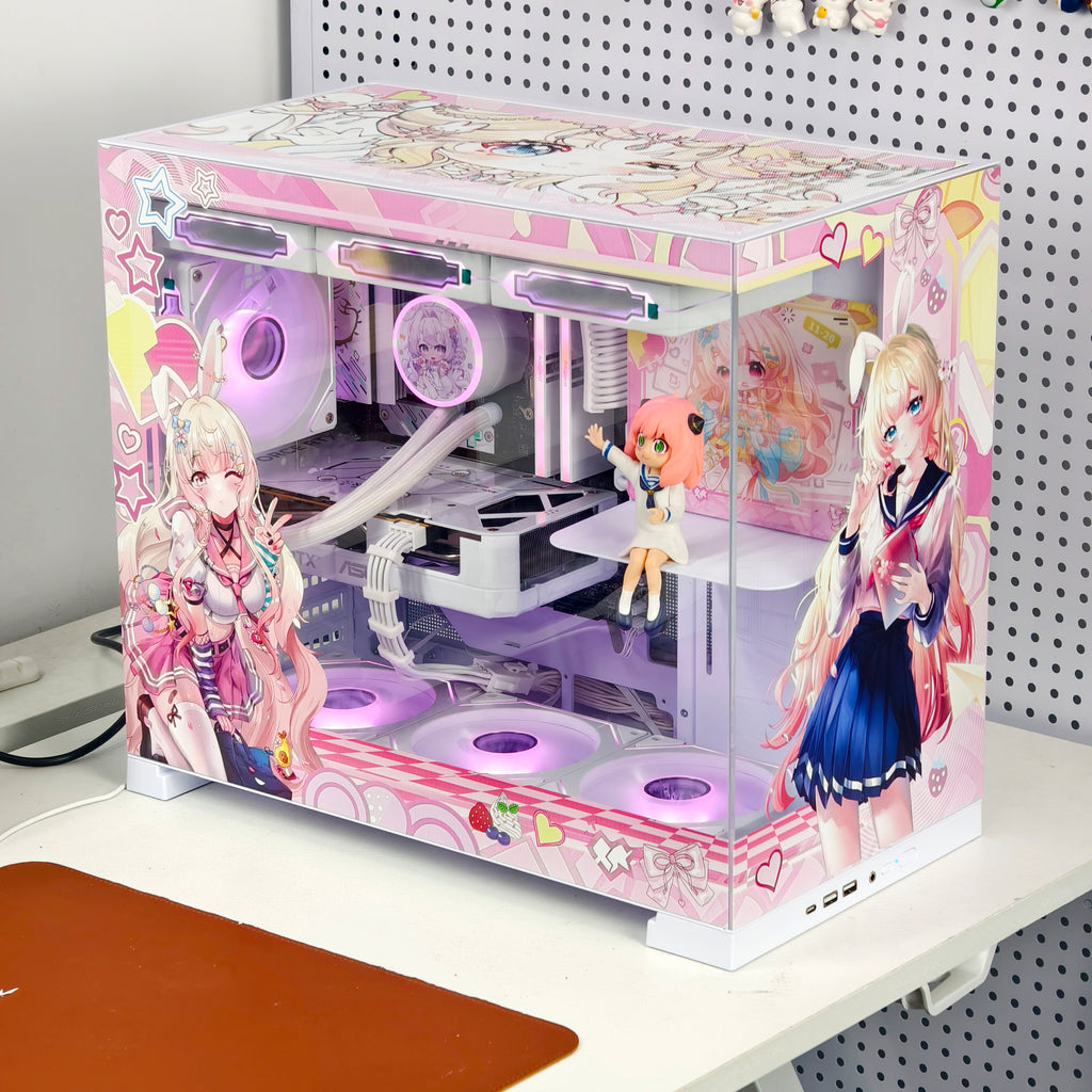 Przykładowa aranżacja białej obudowy komputerowej z różowym nadrukiem anime, postaciami kawaii i panoramicznym przeszkleniem