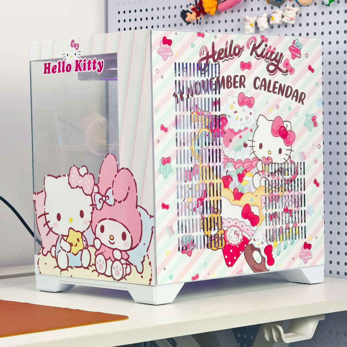 Przykładowa aranżacja białej obudowy komputerowej z nadrukiem Hello Kitty i My Melody – inspiracja do personalizacji PC